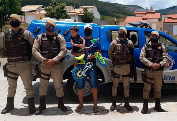 Brumado: Policiais da 34ª CIPM fazem surpresa para o pequeno Pedro