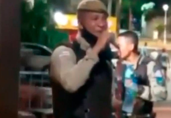 Vídeo de policial Militar fardado contando em bar de Salvador viraliza