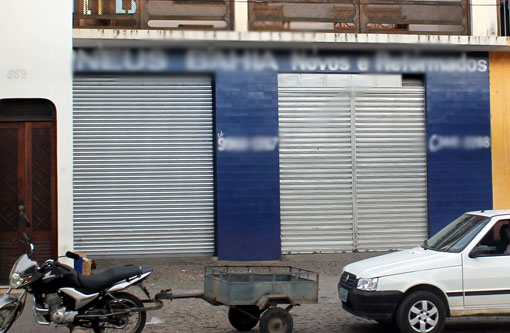 Brumado: Bandidos assaltam loja de pneus e disparam contra o filho do proprietário