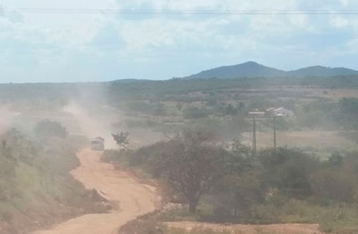 Obras da Fiol: Tráfego de veículos gera muita poeira e prejudica moradores