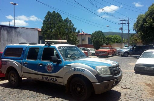 Brumado: usando máscaras de plástico e armados, indivíduos assaltaram mercadinho