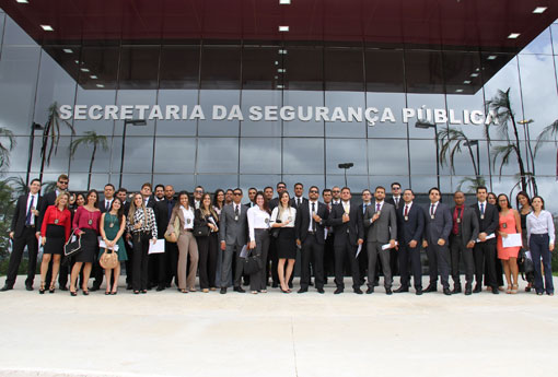 Novos 236 policiais civis recebem distintivos e carteiras funcionais