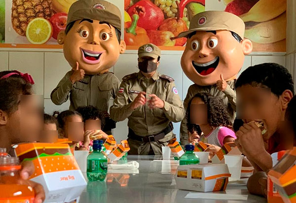 Conquista: PM faz a alegria da criançada de Conquista com Big Mac's