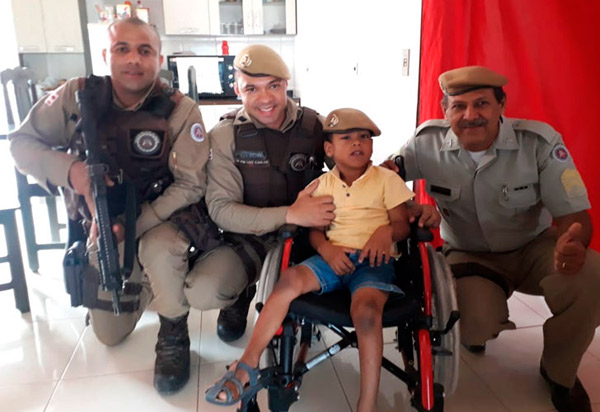 Policias da 34ª CIPM presenteiam menino de Barra da Estiva com cadeira de rodas