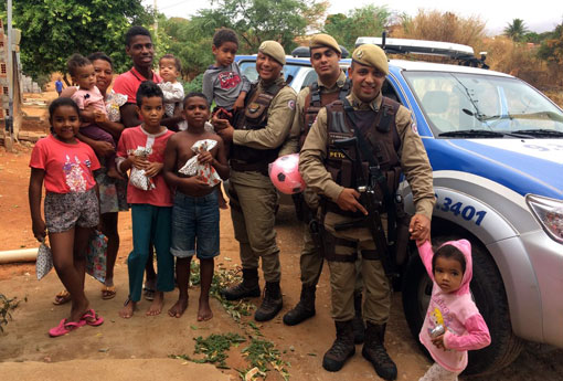 Brumado: Polícia Militar entrega brinquedos doados pelo juiz Genivaldo Guimarães à crianças carentes