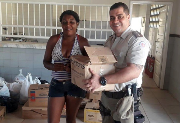 46ª CIPM doa cestas básicas para famílias carentes do bairro Benito Gama em Livramento