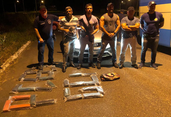Trio é preso suspeito de tráfico de drogas em ônibus que seguia para Vitória da Conquista; foram apreendidos 30 kg de maconha