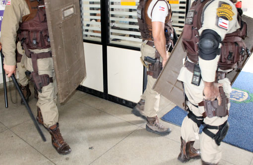 Brumado: Ousadia dos presos e desrespeito a autoridade policial dificulta revista realizada pela Polícia Militar na delegacia