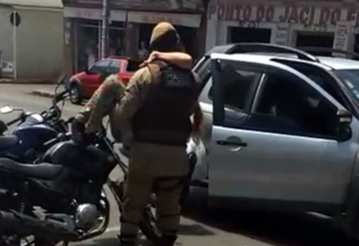 Brumado: policial militar ajuda jovem deficiente entrar em veículo; veja o vídeo