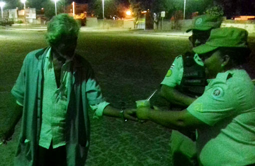 Policiais da 34ª CIPM distribuem sopa para pessoas em situação de vulnerabilidade social