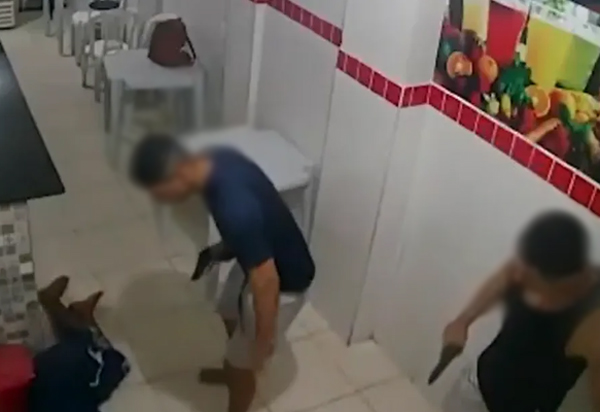Homem é agredido por policiais a paisana em Macaúbas