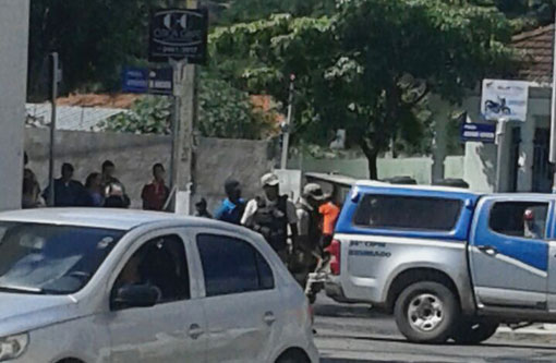 Brumado: Homem tentar furtar notebook em loja da OI, fica preso na porta giratória e é detido pela PM