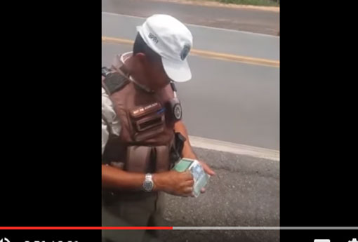 Caminhoneiro filma momento que supostamente policial rodoviário recolhe dinheiro cobrado em 'pedágio'