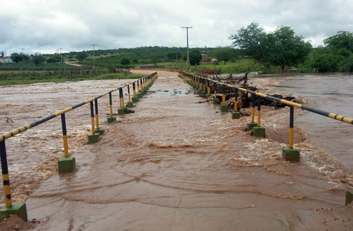 Pontes que dão acesso a comunidades rurais ficam submersas