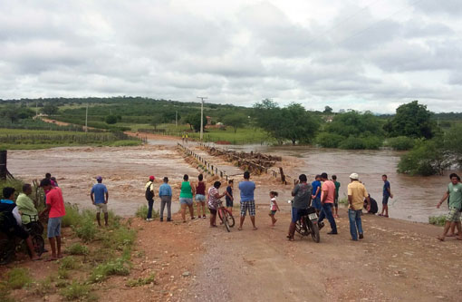 Brumado: Ponte que dá acesso a Umburanas volta a ficar submersa