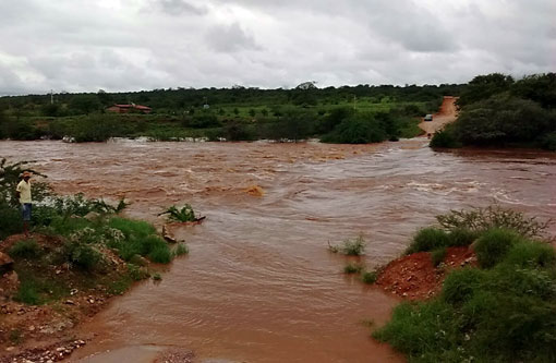 Pontes que dão acesso a comunidades rurais ficam submersas