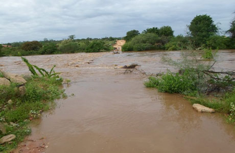 Brumado: Ponte fica submersa na comunidade de Barreiro Branco