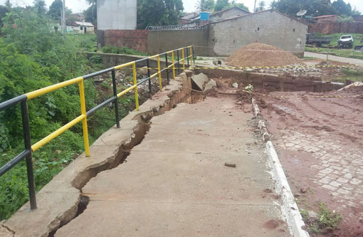 Brumado: Esgoto estourado afeta estrutura de ponte que ainda não foi inaugurada