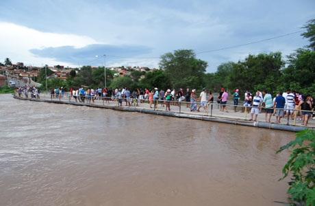 Brumado: Ponte do Bairro Dr. Juracy foi interditada, mas populares insistem em passar por cima