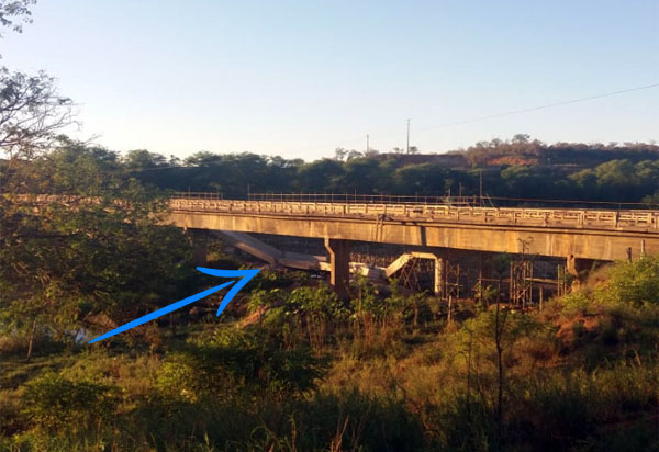Parte da construção da nova ponte em Sussuarana sobre o rio das Contas cai