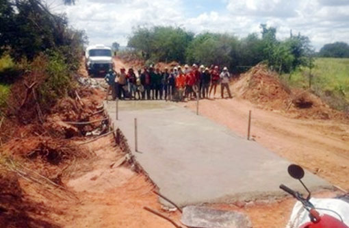 Dom Basílio: Cansados de esperar pela Prefeitura, populares consertam passagem sobre riacho por conta própria