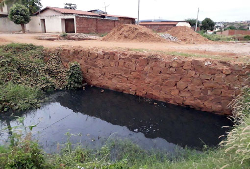 Brumado: Moradores das Ruas Virgínia da Silva Leite e Jonas da Silva Leite cobram reparos em pontilhão