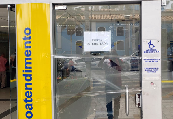 Brumado: Banco do Brasil foi apedrejado por vândalo