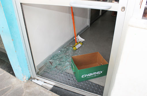 Brumado: Porta de vidro do autoatendimento do Bradesco na prefeitura é quebrada por vândalo