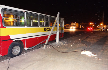 Brumado: Carreta cegonha colide em poste que quebra e cai