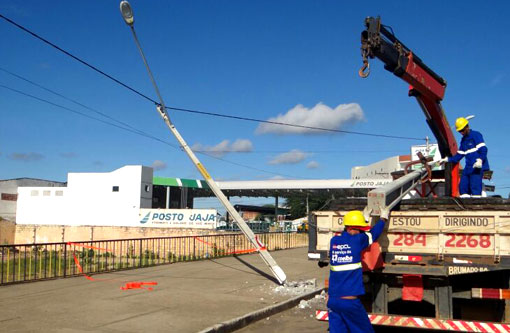 Brumado: Caminhão colide com poste na Avenida Centenário