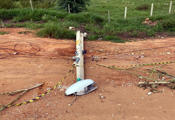 Brumado: Populares solicitam a Coelba troca de poste caído na BA-262