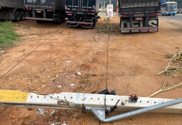 Brumado: Populares solicitam a Coelba troca de poste caído na BA-262