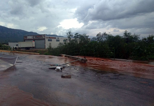 Poste de energia cai e ruas ficam alagadas após forte chuva em Livramento de Nossa Senhora
