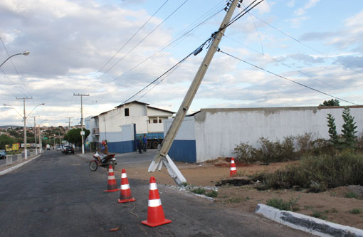 Brumado: Caminhão tanque colide com poste na Lindolfo Azevedo Brito