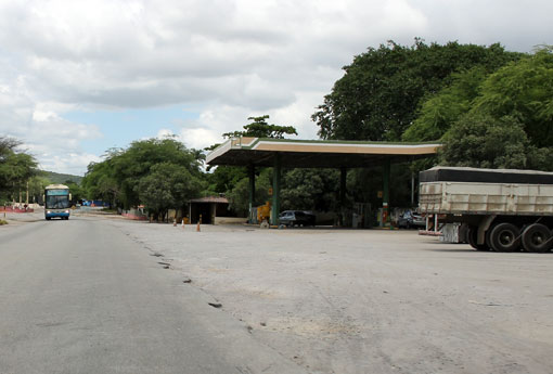 Brumado: Dupla armada assaltou posto de combustíveis na Vila Catiboaba