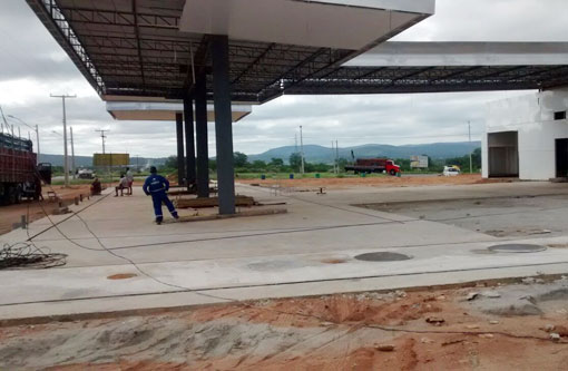 Brumado: Bandidos roubam bombas de posto de combustível e mantém vigilante como refém