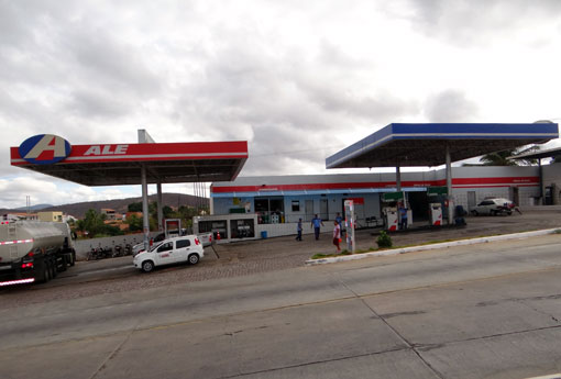 Posto Meira: abasteça seu carro com gasolina a R$ 3,70 a dinheiro ou cartão de débito