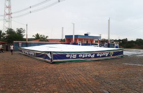 Rio do Antônio: Ventania derruba cobertura do posto de Combustível