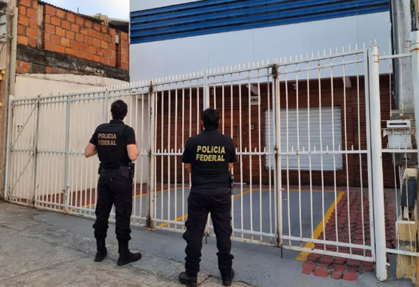 Operação Ajuste: PF cumpre mandados de busca e apreensão na Bahia para combater fraudes na compra de testes de Covid-19