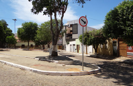 Brumado: Leitor observa falha em sinalização da Praça Anastácio