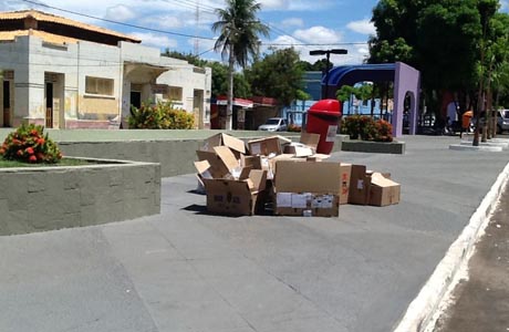 Você Repórter: Comerciantes jogam lixo na Praça Armindo Azevedo, no centro de Brumado
