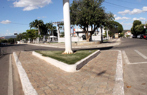 Brumado: Aposentado tem carro roubado na Praça Coronel Zeca Leite