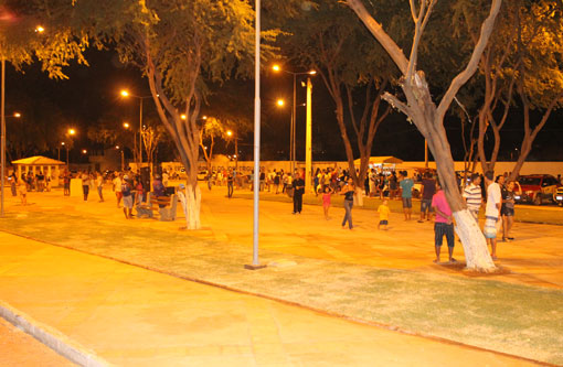 Brumado: Prefeito Aguiberto inaugura praça no Bairro Urbis I