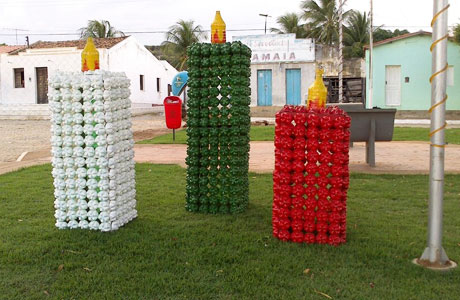 Praça da Vila Presidente Vargas, em Brumado, decorada com materiais recicláveis
