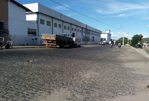 Brumado: representante comercial tem carro arrombado e objetos furtados no Bairro do Mercado