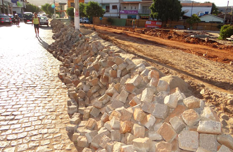 Brumado: Em reforma de Praça empresa coloca pedras na Rua