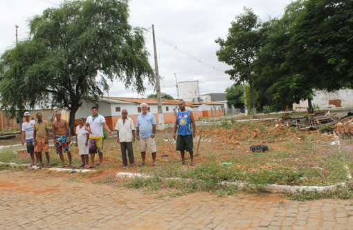Brumado: Moradores cobram a construção da Praça Lauro Farani