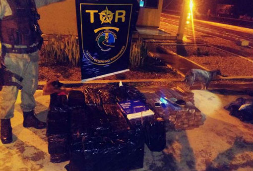 PRE apreende veículo e ocupantes com cerca de 410 kg  de substância análoga a maconha