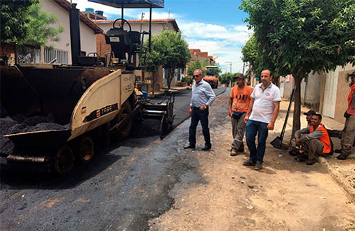 Prefeito Aguiberto acompanha de perto a recuperação das ruas do Bairro Baraúnas e exige qualidade dos serviços