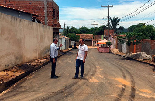 Prefeito Aguiberto acompanha de perto a recuperação das ruas do Bairro Baraúnas e exige qualidade dos serviços